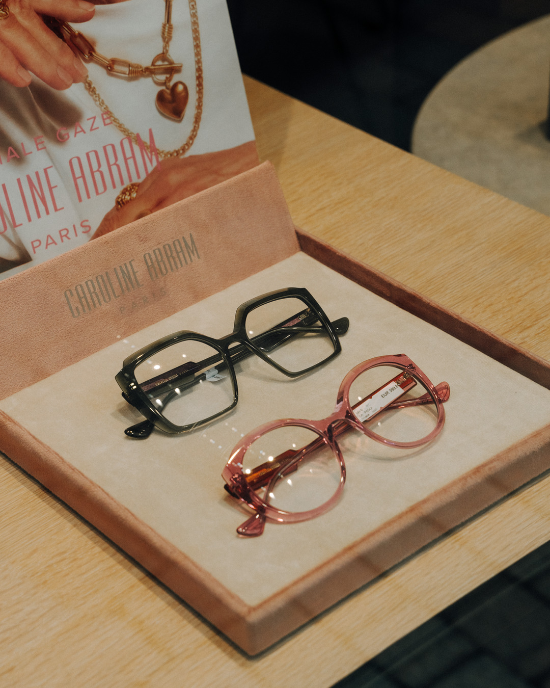 Persönlichkeit in Brillenform – genau das zeigt Caroline Abram.👓 Wir haben euch schon einiges über…